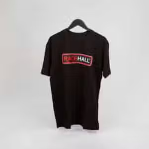 Sort racer t-shirt hængende på en bøjle