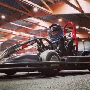 Barn kører i en go-kart indendørs