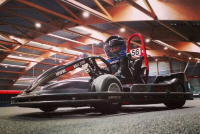 Barn kører i en go-kart indendørs