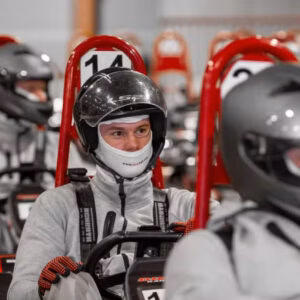Deltagere i go-kart med hjelme og sikkerhedsudstyr