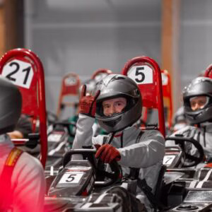 Deltagere i go-kart med hjelme klar til at race
