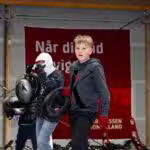 [Unge mennesker optræder på en scene]