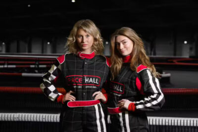 To kvinder iført racerkørerdragter