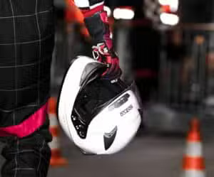 En person, der holder en motorsportshjelm.