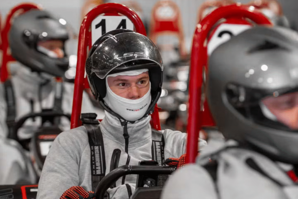 Deltagere i et go-kart løb iført hjelme og sikkerhedsudstyr